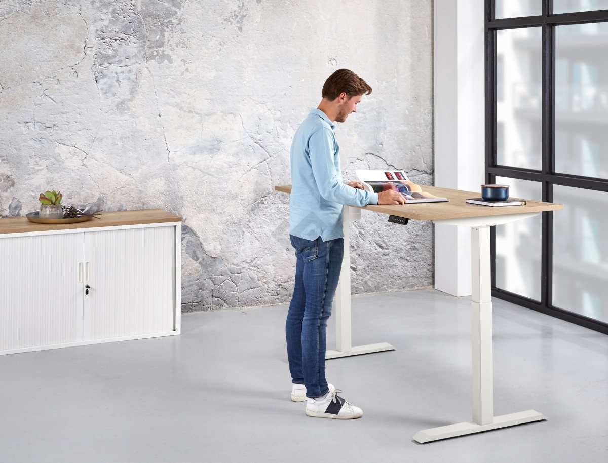 Verstelbare bureaus. Een ergonomische werkplek voor elk budget
